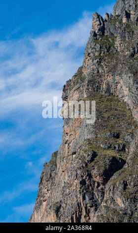 Heilige Tal, Peru - 06/24/2019: Inka solstice Gesicht an der Seite des Berges am Standort in Ollantaytambo im Heiligen Tal von Peru. Stockfoto