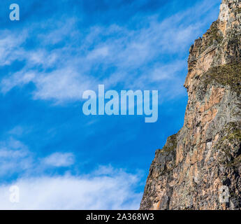 Heilige Tal, Peru - 06/24/2019: Inka solstice Gesicht an der Seite des Berges am Standort in Ollantaytambo im Heiligen Tal von Peru. Stockfoto