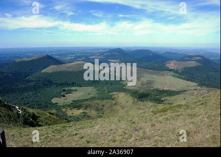 Panoramablick auf die Vulkane der Auvergne vom Gipfel des Puy de Dome gesehen Stockfoto