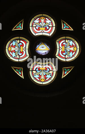 Dreieck avec en Sohn center l'Oeil de Dieu qui Voit tout. La Chapelle du Mont le Chat. La Motte-Servolex. Haute-Savoiie. Frankreich. Stockfoto