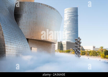 Guggenheim Museum und Fujiko Nakaya Nebel Skulptur, Bilbao, Nordspanien, Europa Stockfoto