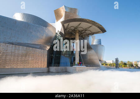 Guggenheim Museum und Fujiko Nakaya Nebel Skulptur, Bilbao, Nordspanien, Europa Stockfoto