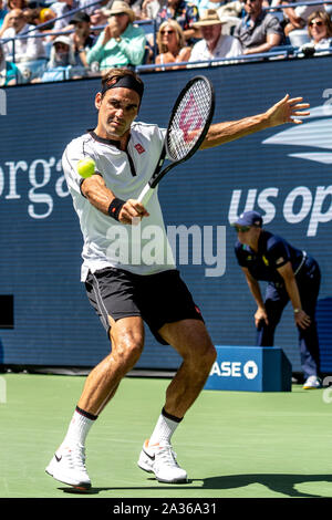 Roger Federer von der Schweiz konkurrieren in der dritten Runde der US Open Tennis 2019 Stockfoto