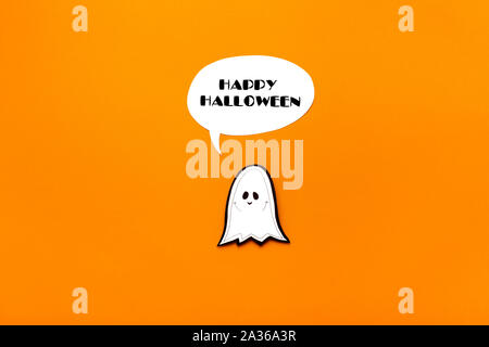 Kleine lächelnde Ghost, Happy Halloween auf Orange Stockfoto