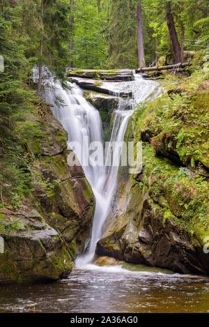 Wasserfall von szklarka River in der Nähe von Szklarska Poreba im Riesengebirge, Polen Stockfoto