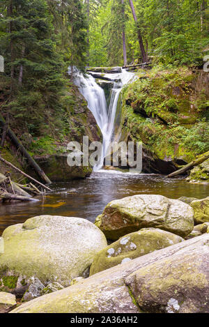 Wasserfall von szklarka River in der Nähe von Szklarska Poreba im Riesengebirge, Polen Stockfoto