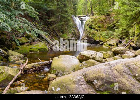 Wasserfall von szklarka River in der Nähe von Szklarska Poreba im Riesengebirge, Polen Stockfoto