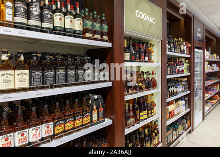 Berestovitsa, Belarus - August 09, 2019: die Regale mit alkoholischen Getränken in den Duty free shop Bela Markt Zollfrei. Stockfoto