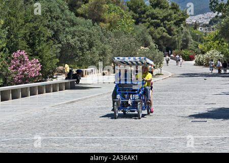 Athen, Griechenland, Juni 04.2016. Touristen in Athen Rent a Bike Tour der Stadt unterhalb der Akropolis. Genießen Sie Erholung und einen schönen Tag. Stockfoto