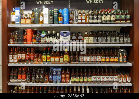 Berestovitsa, Belarus - August 09, 2019: die Regale mit alkoholischen Getränken in den Duty free shop Bela Markt Zollfrei. Stockfoto