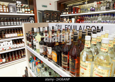 Berestovitsa, Belarus - August 09, 2019: die Regale mit alkoholischen Getränken in den Duty free shop Bela Markt Zollfrei. Stockfoto