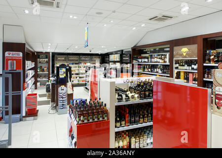 Berestovitsa, Belarus - August 09, 2019: die Regale mit alkoholischen Getränken in den Duty free shop Bela Markt Zollfrei. Stockfoto