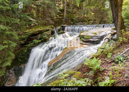 Wasserfall von szklarka River in der Nähe von Szklarska Poreba im Riesengebirge, Polen Stockfoto