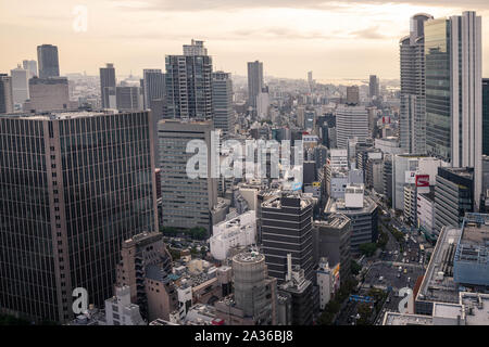 Osaka, Japan - 22. September 2019: orange Sonnenuntergang über Business Towers und weitläufige Innenstadt von Umeda Bezirk Stockfoto