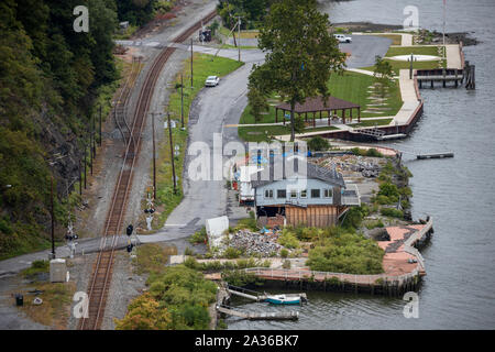 Alte angehoben Haus zwischen Schienen und Wasser Stockfoto