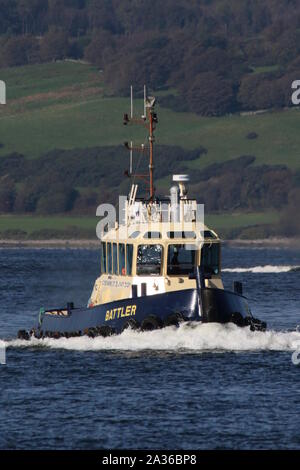 Battler, einem Damen Stan 1906 schubschiff von Clyde Marine Services betrieben, Begleitung FS La Motte-Picquet flussaufwärts während der Übung gemeinsame Krieger 19-2. Stockfoto