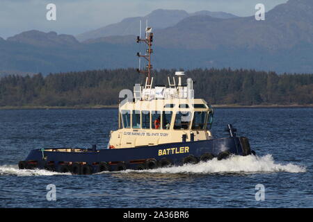 Battler, einem Damen Stan 1906 schubschiff von Clyde Marine Services betrieben, Begleitung FS La Motte-Picquet flussaufwärts während der Übung gemeinsame Krieger 19-2. Stockfoto