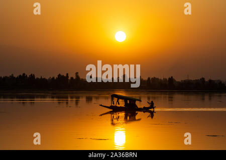 Sonnenuntergang über dem traditionellen Boot oder SHIKARA - eine Art Holz- Boot. Shikara sind in verschiedenen Größen und sind für mehrere Zwecke verwendet. Stockfoto