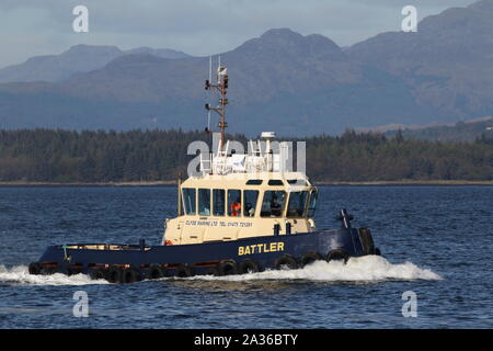 Battler, einem Damen Stan 1906 schubschiff von Clyde Marine Services betrieben, Begleitung FS La Motte-Picquet flussaufwärts während der Übung gemeinsame Krieger 19-2. Stockfoto