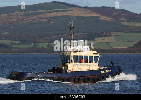 Battler, einem Damen Stan 1906 schubschiff von Clyde Marine Services betrieben, Begleitung FS La Motte-Picquet flussaufwärts während der Übung gemeinsame Krieger 19-2. Stockfoto