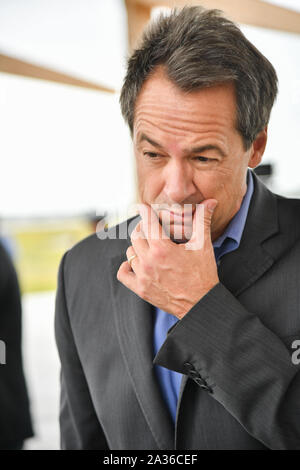 Montana Gouverneur und demokratischen Präsidentschaftskandidaten Steve Bullock spricht mit einem Reporter bei der jährlichen SCDP Blue Jamboree Oktober 5, 2019 in Charleston, South Carolina. Stockfoto