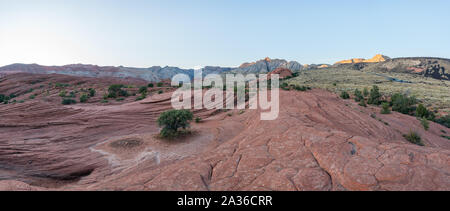 Panoramablick auf die Snow Canyon Valley und Parkplatz mit Sonnenuntergang Licht auf großen umliegenden Berge Stockfoto
