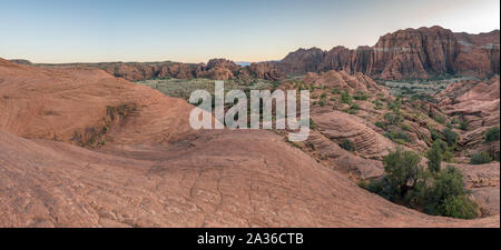 Panormic Blick auf die Snow Canyon Park Valley von den versteinerten Sanddünen bei Sonnenuntergang Stockfoto