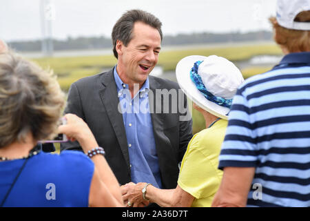 Charleston, USA. 05. Oktober 2019. Montana Gouverneur und demokratischen Präsidentschaftskandidaten Steve Farren grüßt Unterstützer bei der jährlichen SCDP Blue Jamboree Oktober 5, 2019 in Charleston, South Carolina. Credit: Richard Ellis/Richard Ellis/Alamy leben Nachrichten Stockfoto