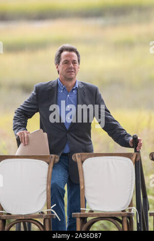 Charleston, USA. 05. Oktober 2019. Montana Gouverneur und demokratischen Präsidentschaftskandidaten Steve Farren wartet die Bühne bei der jährlichen SCDP Blue Jamboree Oktober 5, 2019 in Charleston, South Carolina. Credit: Richard Ellis/Richard Ellis/Alamy leben Nachrichten Stockfoto