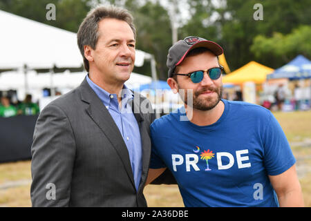 Charleston, USA. 05. Oktober 2019. Montana Gouverneur und demokratischen Präsidentschaftskandidaten Steve Farren grüßt Unterstützer bei der jährlichen SCDP Blue Jamboree Oktober 5, 2019 in Charleston, South Carolina. Credit: Richard Ellis/Richard Ellis/Alamy leben Nachrichten Stockfoto