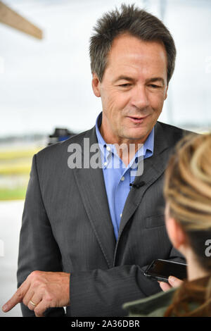Charleston, USA. 05. Oktober 2019. Montana Gouverneur und demokratischen Präsidentschaftskandidaten Steve Bullock spricht mit einem Reporter bei der jährlichen SCDP Blue Jamboree Oktober 5, 2019 in Charleston, South Carolina. Credit: Richard Ellis/Richard Ellis/Alamy leben Nachrichten Stockfoto