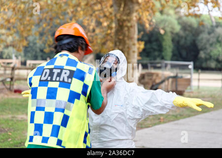 Pisa, Italien. Oktober 2019. Rettungskräfte tragen Schutzanzüge bei der Simulation der Dekontamination von Menschen nach einem Chemieunfall während einer Zivilschutzübung im San Rossore Massaciuccoli Nationalpark, in der Nähe von Pisa. Kredit: MLBARIONA/Alamy Live News. Stockfoto