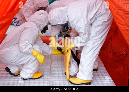 Pisa, Italien. Oktober 2019. Rettungskräfte nehmen an der Simulation der Dekontamination von Menschen nach einem Chemieunfall während einer Katastrophenschutzübung im San Rossore Massaciuccoli Nationalpark, in der Nähe von Pisa, Teil. Kredit: MLBARIONA/Alamy Live News. Stockfoto