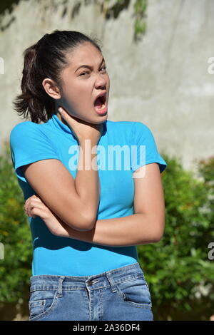 Ein Jugendliches Diverse weibliche Erdrosseln Stockfoto