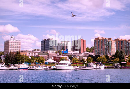 Barrie, Ontario, Kanada - 2019 08 25: Lake Simcoe Ufer mit den Heritage Park auf der rechten Seite der Stadt Barrie, Ontario, Kanada Stockfoto