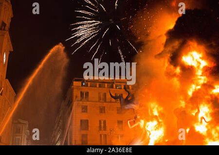 Das Festival der Hogueras de San Juan ist die Stadt Alicante wichtigsten Ereignis, wenn Bildnisse steigen Sie in der letzten Nacht feiern Feuer eingestellt sind. Stockfoto