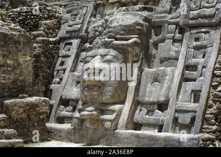 Nahaufnahme von Maske zu Maske Tempel, Lamanai archäologische finden, Orange Walk, Belize, Central America. Stockfoto