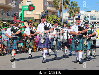 Cabo Roig, Orihuela Costa, Alicante, Spanien beherbergt eine der größten Feiern von St. Patrick's Day außerhalb Irlands. Hier ein Band von pipers. Stockfoto