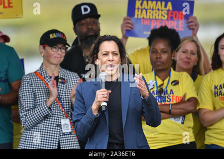 Charleston, USA. 05. Oktober 2019. Us-Senator und demokratischen Präsidentschaftskandidaten Kamala Harris Adressen Unterstützer bei der jährlichen SCDP Blue Jamboree Oktober 5, 2019 in Charleston, South Carolina. Credit: Richard Ellis/Richard Ellis/Alamy leben Nachrichten Stockfoto