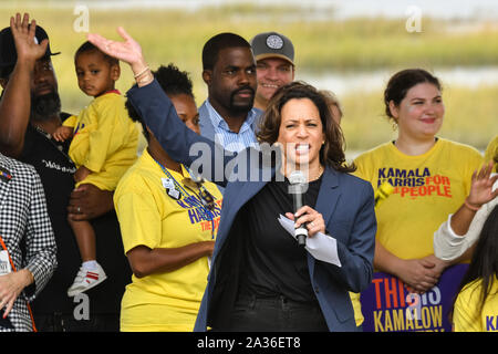 Charleston, USA. 05. Oktober 2019. Us-Senator und demokratischen Präsidentschaftskandidaten Kamala Harris Adressen Unterstützer bei der jährlichen SCDP Blue Jamboree Oktober 5, 2019 in Charleston, South Carolina. Credit: Richard Ellis/Richard Ellis/Alamy leben Nachrichten Stockfoto