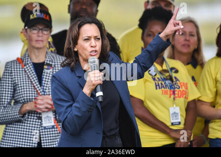 Charleston, USA. 05. Oktober 2019. Us-Senator und demokratischen Präsidentschaftskandidaten Kamala Harris Adressen Unterstützer bei der jährlichen SCDP Blue Jamboree Oktober 5, 2019 in Charleston, South Carolina. Credit: Richard Ellis/Richard Ellis/Alamy leben Nachrichten Stockfoto