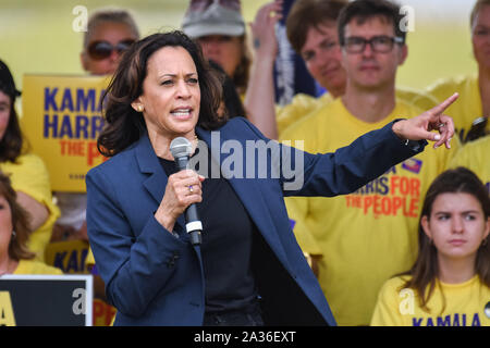 Charleston, USA. 05. Oktober 2019. Us-Senator und demokratischen Präsidentschaftskandidaten Kamala Harris Adressen Unterstützer bei der jährlichen SCDP Blue Jamboree Oktober 5, 2019 in Charleston, South Carolina. Credit: Richard Ellis/Richard Ellis/Alamy leben Nachrichten Stockfoto