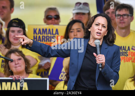 Charleston, USA. 05. Oktober 2019. Us-Senator und demokratischen Präsidentschaftskandidaten Kamala Harris Adressen Unterstützer bei der jährlichen SCDP Blue Jamboree Oktober 5, 2019 in Charleston, South Carolina. Credit: Richard Ellis/Richard Ellis/Alamy leben Nachrichten Stockfoto