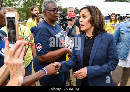 Charleston, USA. 05. Oktober 2019. Us-Senator und demokratischen Präsidentschaftskandidaten Kamala Harris grüßt Unterstützer bei der jährlichen SCDP Blue Jamboree Oktober 5, 2019 in Charleston, South Carolina. Credit: Richard Ellis/Richard Ellis/Alamy leben Nachrichten Stockfoto