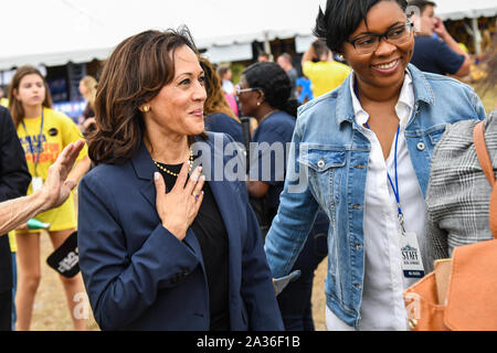 Charleston, USA. 05. Oktober 2019. Us-Senator und demokratischen Präsidentschaftskandidaten Kamala Harris grüßt Unterstützer bei der jährlichen SCDP Blue Jamboree Oktober 5, 2019 in Charleston, South Carolina. Credit: Richard Ellis/Richard Ellis/Alamy leben Nachrichten Stockfoto