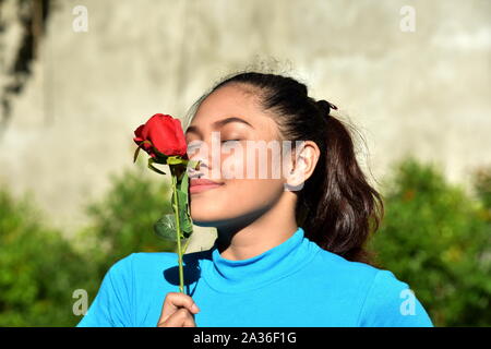 Weibliche und Glück mit einer Rose Stockfoto