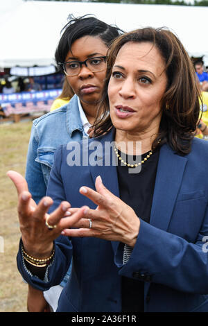 Charleston, USA. 05. Oktober 2019. Us-Senator und demokratischen Präsidentschaftskandidaten Kamala Harris grüßt Unterstützer bei der jährlichen SCDP Blue Jamboree Oktober 5, 2019 in Charleston, South Carolina. Credit: Richard Ellis/Richard Ellis/Alamy leben Nachrichten Stockfoto