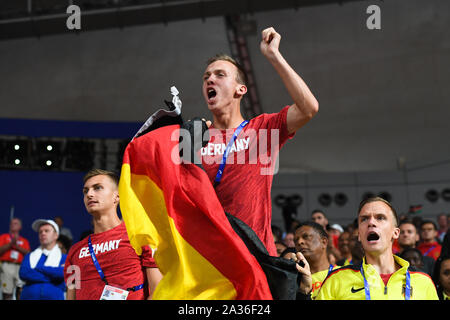 DOHA, Katar. 05 Okt, 2019. Die deutschen Fans jubeln ihren Athleten bei Tag 9 der IAAF Leichtathletik WM - Doha 2019 bei Khalifa International Stadium am Samstag, Oktober 05, 2019 in Doha, Katar. Credit: Taka G Wu/Alamy leben Nachrichten Stockfoto