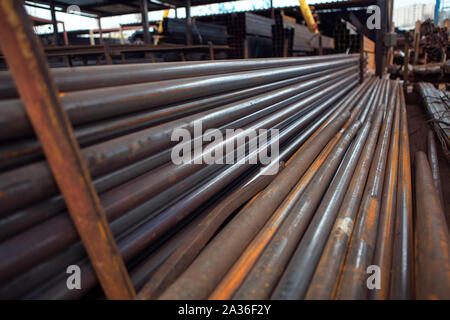 Rohre aus Stahl in der in das Lagerhaus gelagert Stockfoto
