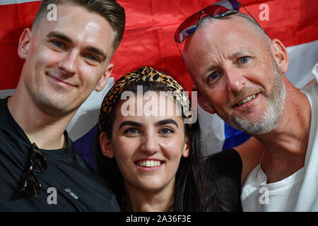 DOHA, Katar. 05 Okt, 2019. Drei britische Fans bei Tag 9 der IAAF Leichtathletik WM - Doha 2019 bei Khalifa International Stadium am Samstag, Oktober 05, 2019 in Doha, Katar. Credit: Taka G Wu/Alamy leben Nachrichten Stockfoto